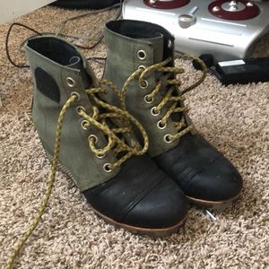 Sorel wedge heel shoe size 9